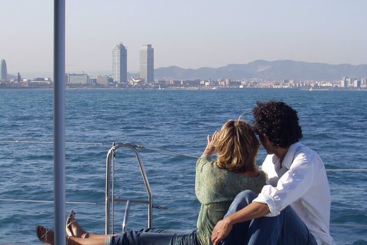 Barcelona Skyline Sailing: 90-Minute Catamaran Cruise from Las Ramblas