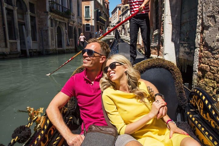 Venice Gondola Experience — 30‑Minute Classic Canal Ride