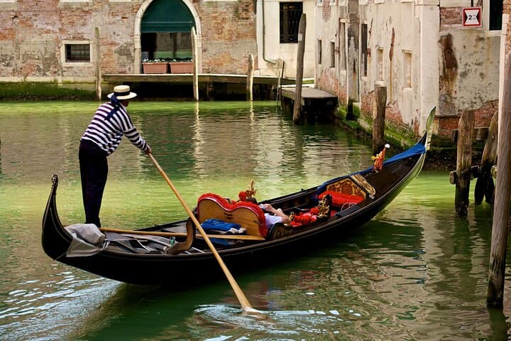 Venice Gondola Experience — 30‑Minute Classic Canal Ride photo 5