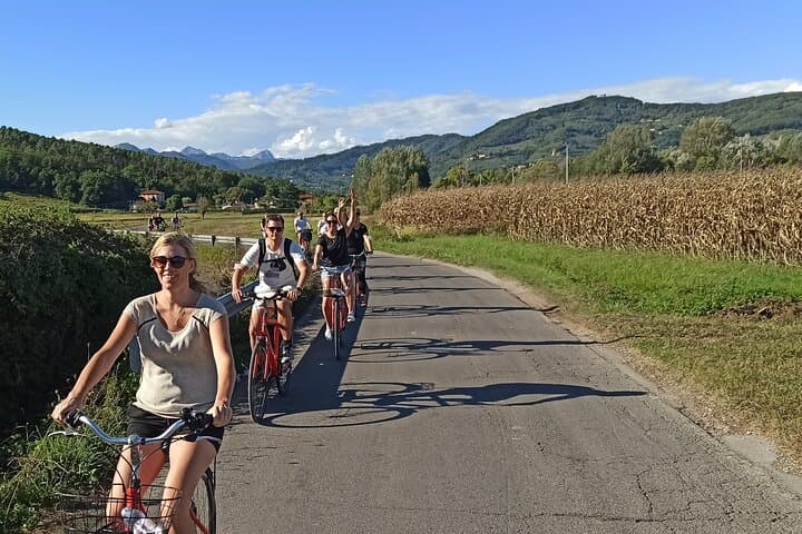 Lucca Countryside Bike Ride & Wine Tasting at a Family Winery