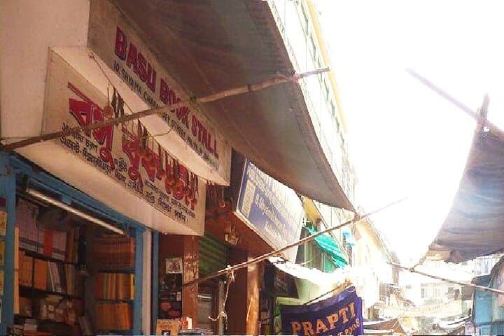 Kolkata Morning Bazaar Walk: Burra Bazaar, College Street & Kumortuli Experience photo 3