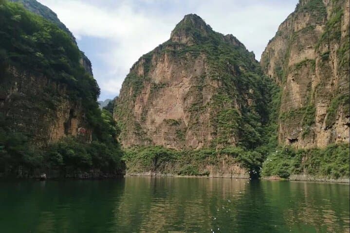 Longqing Gorge Boat Cruise & Dingling Tomb Day Tour from Beijing photo 4