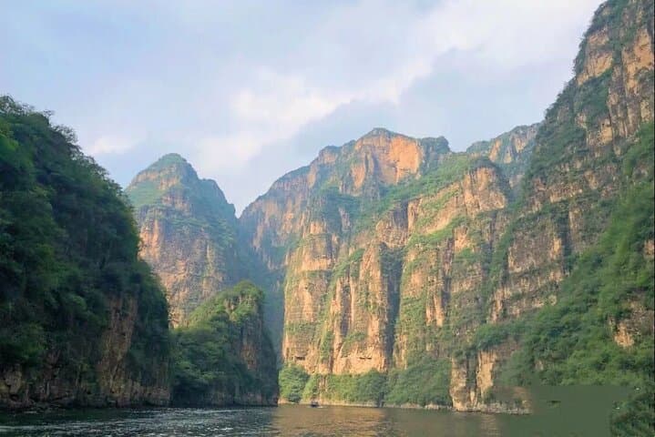 Longqing Gorge Boat Cruise & Dingling Tomb Day Tour from Beijing