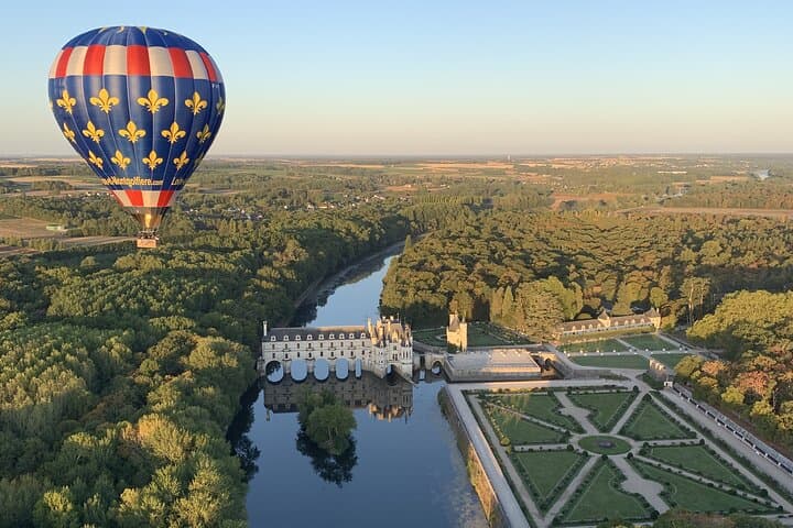 Sunrise Hot Air Balloon Over Château de Chenonceau — Loire Valley Balloon Ride photo 2