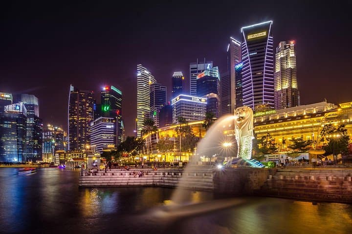 Downtown Singapore Walking Tour: Marina Bay, Capitol Building & Historic River Route photo 1