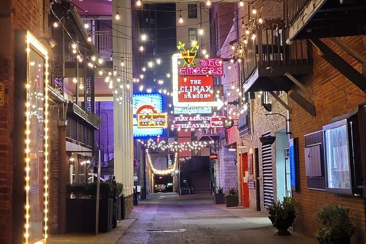 Nashville Haunted Pub Crawl: Seeking Spirits Night-Time Tour on Broadway photo 3