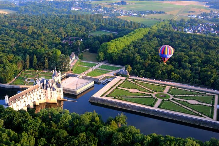 Sunrise Over Chenonceau: Loire Valley Hot-Air Balloon Ride