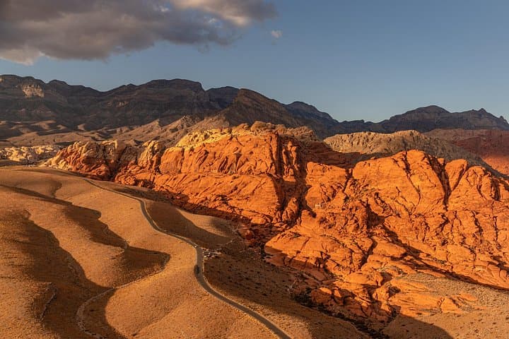 Sunset Helicopter Tour Over Red Rock Canyon with Bluff Landing & Champagne Toast photo 3