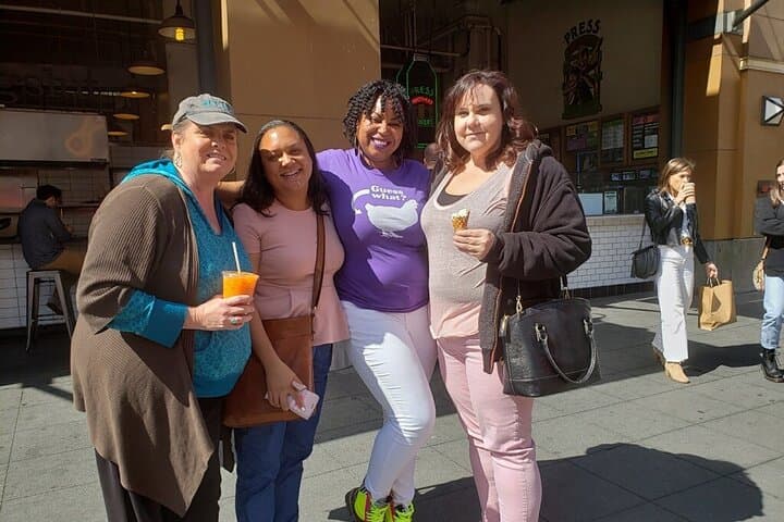 Looney Los Angeles Scavenger Hunt: 2-Hour Urban Adventure with Live Remote Host