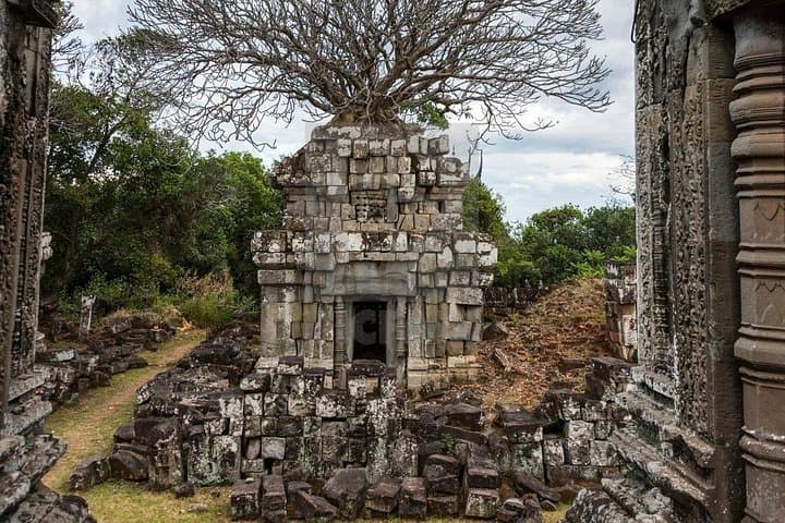 Phnom Bok Mountain Temple Tour from Siem Reap — Hilltop Yasovarman Ruins & Eastern Baray Views photo 3
