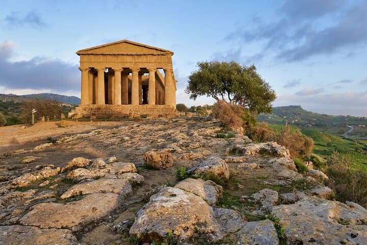 Explore Valley of the Temples & Kolymbethra: Private Guided Tour in Agrigento