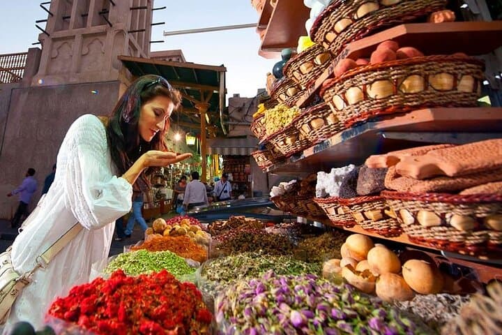 Old Dubai Shopping Tour: Gold, Spice and Textile Souks Along Dubai Creek