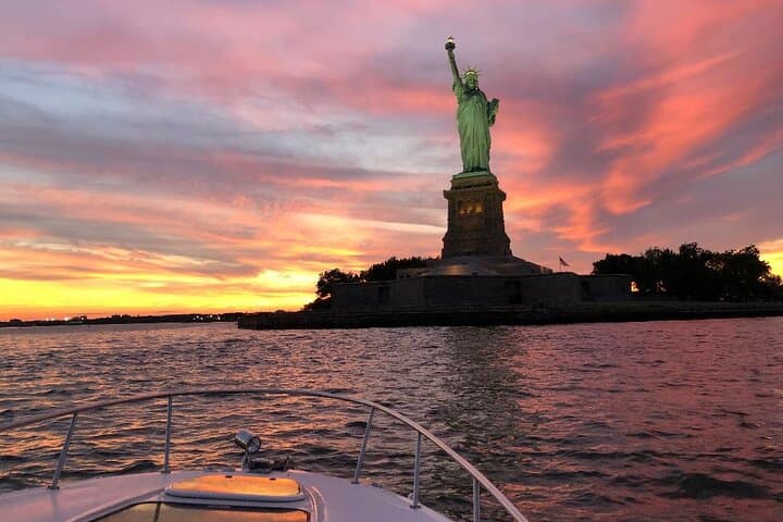 Private Luxury 2-Hour Daytime Boat Tour Around Lower Manhattan photo 2