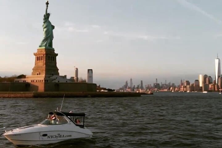 Private Luxury 2-Hour Daytime Boat Tour Around Lower Manhattan photo 6