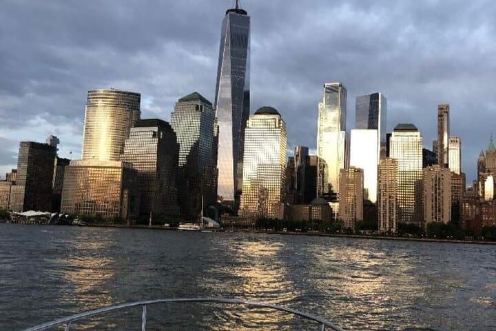 Private Luxury 2-Hour Daytime Boat Tour Around Lower Manhattan photo 4