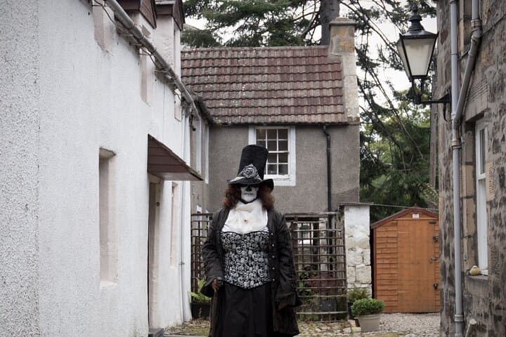 exploring-elgins-dusty-closes-historic-alleyway-walking-tour photo 5