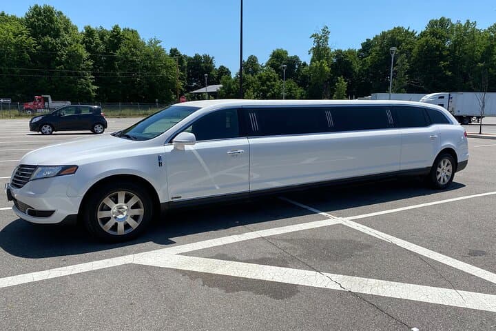 Newark EWR Stretch Limo Transfer to New York City photo 2
