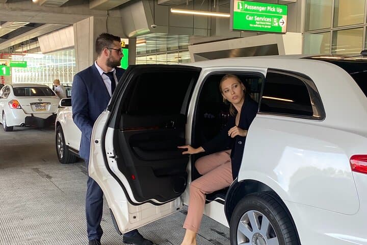 JFK to Manhattan Stretch Limo Transfer — Private Airport Transportation