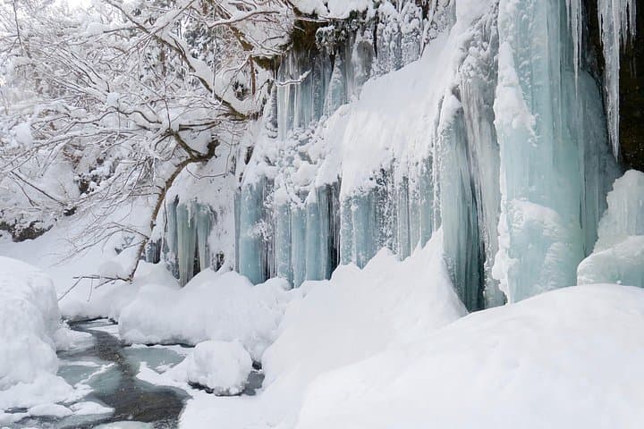 Icicle Trekking in Nishiwaga: Winter Hike to Giant Icicles photo 5