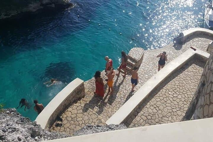 Negril Day Trip: Seven Mile Beach & Rick's Cafe Cliff Jumping photo 5