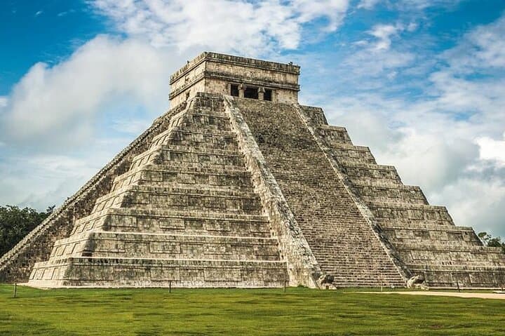Chichen Itzá & Cenote Day Trip from Cancún — Guided Visit to Kukulkán