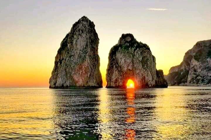 Private Sunset Boat Tour of Capri with Aperitif and Snorkeling