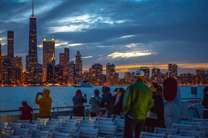 Lake Michigan Sunset Cruise in Chicago: A Waterfront Adventure at Twilight