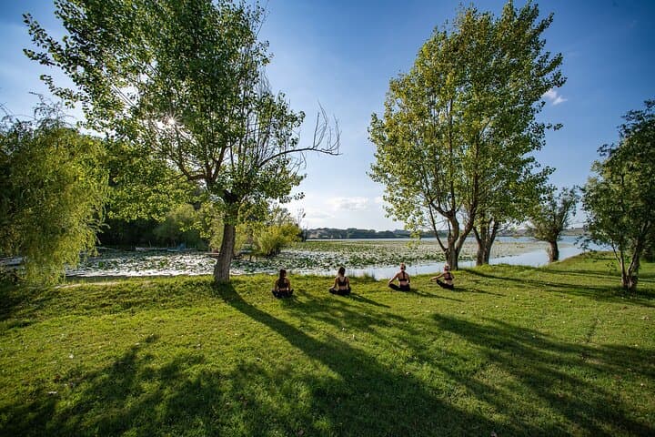 Lake Chiusi Shore Yoga and Picnic Experience photo 4