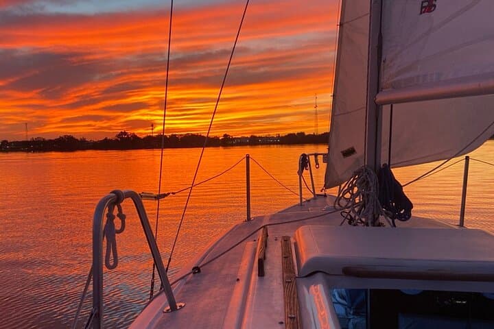 Sunset Sailing on Lake Fairview: Private 2-Hour Romantic Cruise in Orlando