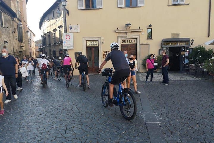 E‑bike Tour of Orvieto: Underground Passages, Duomo & Wine Tasting in a Small Group photo 4
