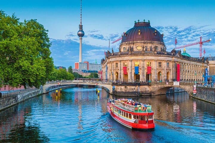 Prague to Berlin Private Day Trip: Berlin Highlights & Wall Walking Tour photo 2