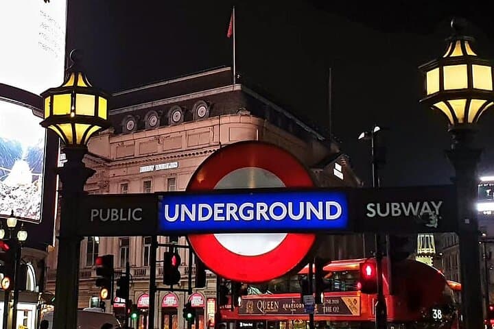 Interactive Treasure Hunt in Central London: Secrets of the Squares Walking Game photo 5