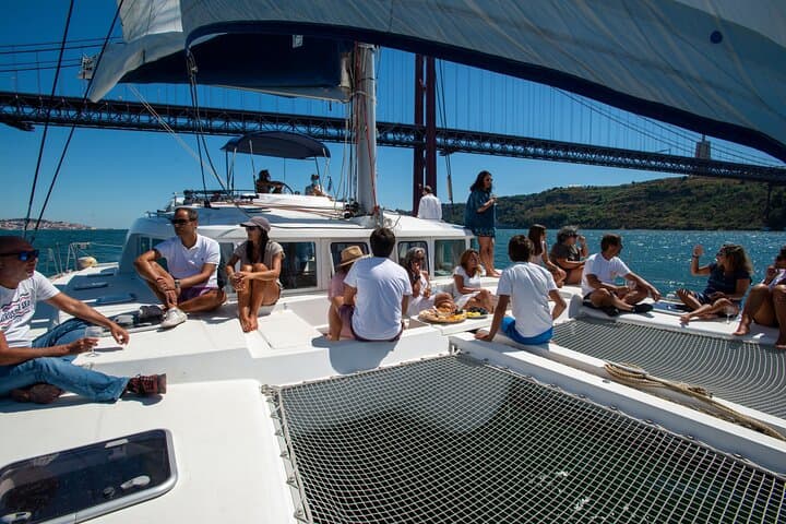 Lisbon Private Catamaran Brunch: Open-Bar Sail Along the Tagus
