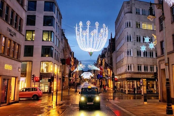 London Christmas Lights Taxi Tour: Private Electric Cab Through Oxford Street, Mayfair & Westminster