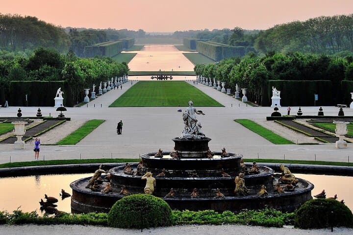 Private Fontainebleau and Versailles Day Trip from Paris by Mercedes — Skip-the-Line Trianon & Gardens