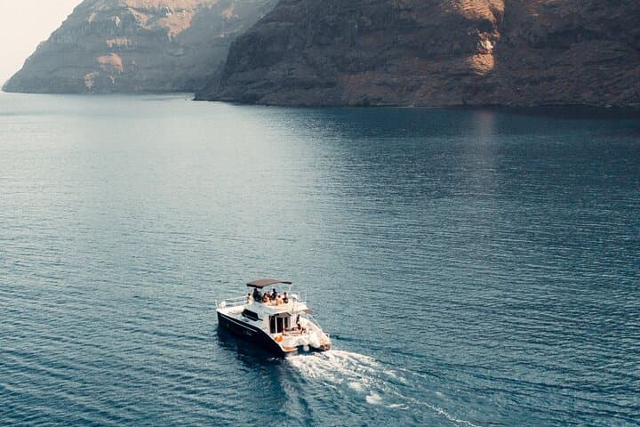 Private Santorini Caldera Cruise from Ammoudi: Power Catamaran with Meals & Open Bar photo 4