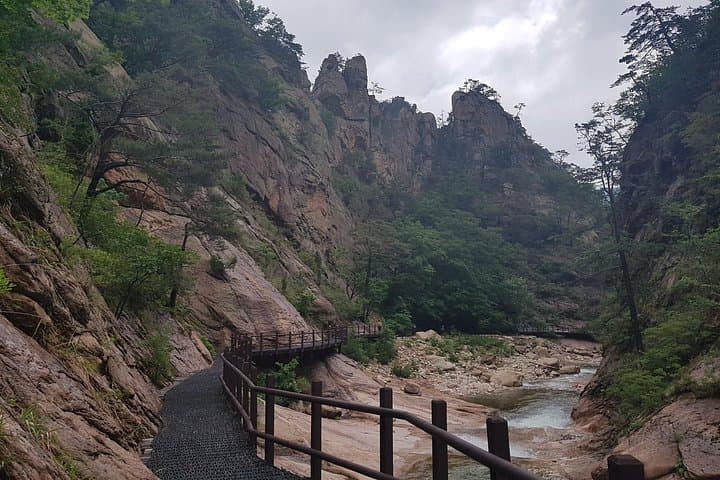Mt. Seoraksan Scenic Journey: Cable Car, Sinheungsa & Naksan Beach Day Tour photo 3