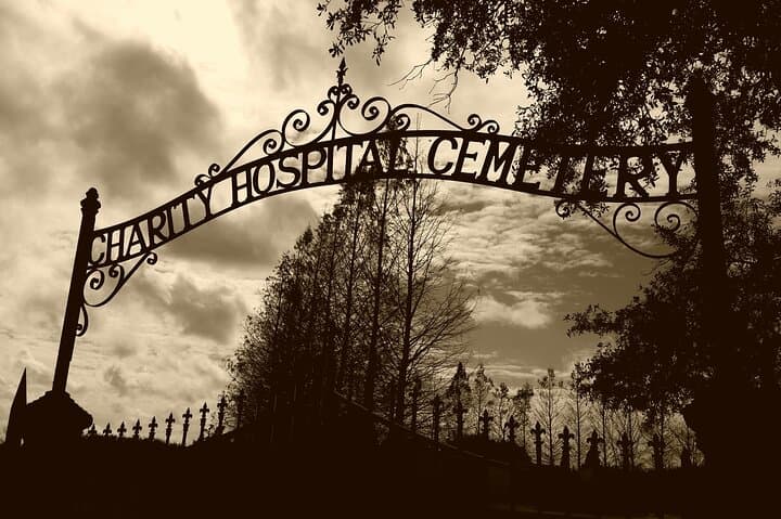 Night Cemetery and Paranormal Bus Tour in New Orleans: Haunted Graveyards & Ghost Hunt photo 3