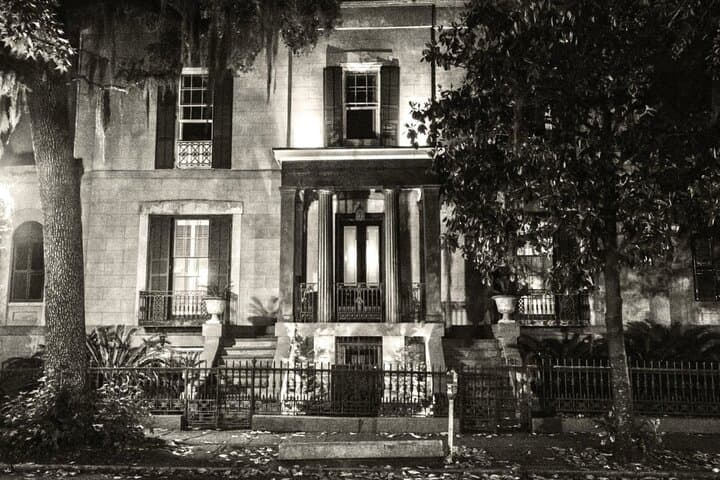 Adults-Only Savannah Ghost Tour: Spirits and Scoundrels Night Walk photo 3