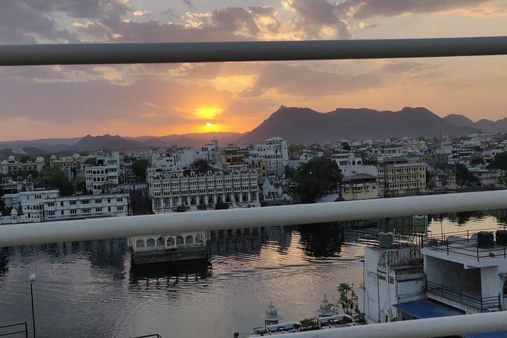 Full-Day Private Udaipur Sightseeing Tour — Lake Pichola Boat Ride & Monsoon Palace Sunset photo 4