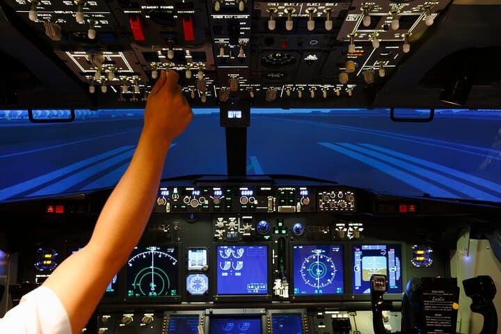 Pilot a Boeing 737 in Turin: 30-Minute High-Speed Flight Simulator Experience photo 3