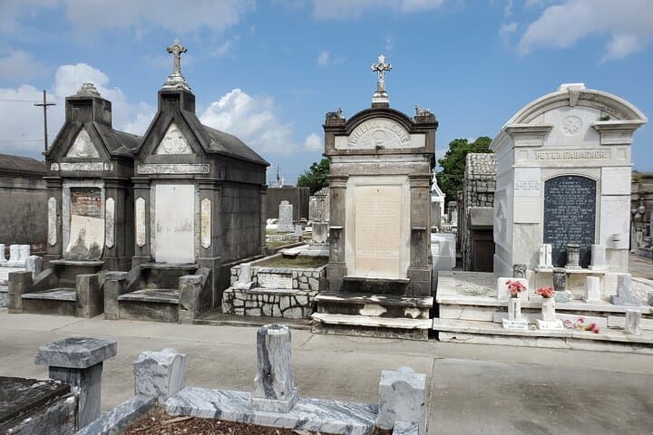 New Orleans Garden District and Cemetery Bike Tour: Mansions, Cemeteries & Irish Channel photo 4