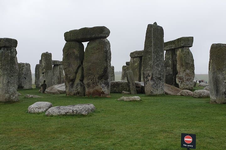Stonehenge and Bath Private Driver Tour from London — Stone Circle, Roman Baths & Countryside Pub Lunch photo 2