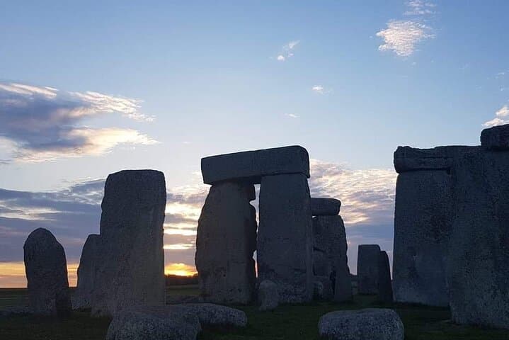 Stonehenge and Bath Private Driver Tour from London — Stone Circle, Roman Baths & Countryside Pub Lunch photo 4