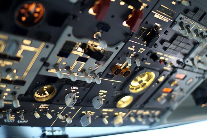 Pilot a Boeing 737 in Turin: 30-Minute High-Speed Flight Simulator Experience photo 5