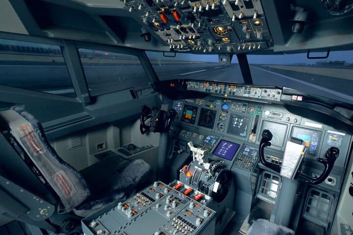 Pilot a Boeing 737 in Turin: 30-Minute High-Speed Flight Simulator Experience photo 6