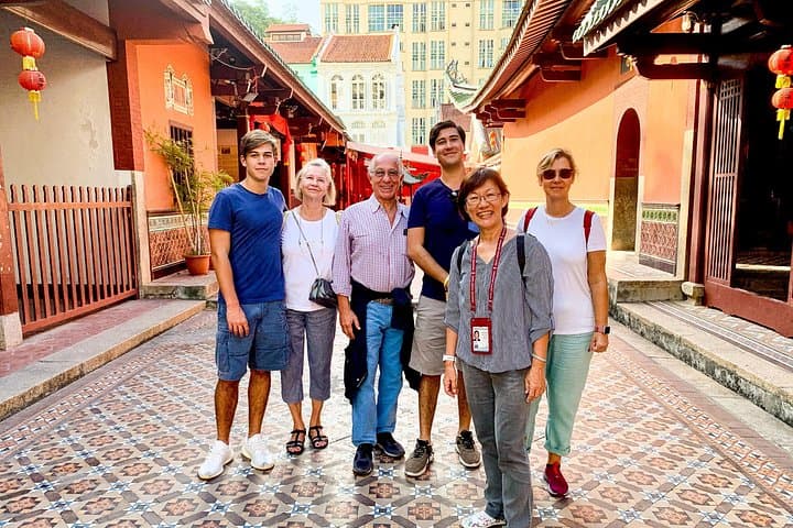 Private Singapore Family Walking Tour: Personalized 4-Hour City Adventure with a Local Guide photo 3