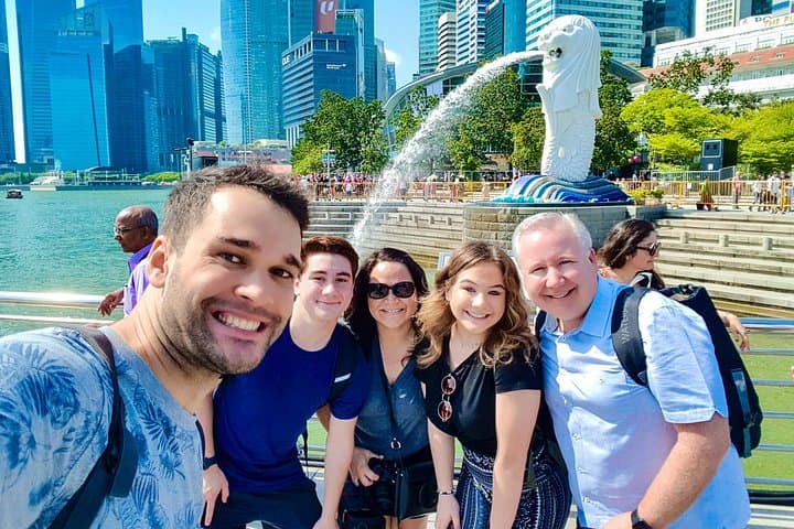 Private Singapore Family Walking Tour: Personalized 4-Hour City Adventure with a Local Guide photo 1