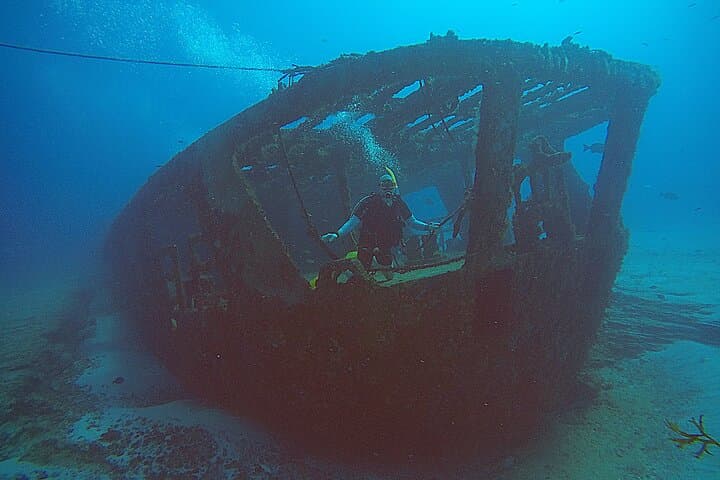 Two-Tank Shipwreck and Reef Dives in Cancún — Certified Diver Wreck Tour photo 2