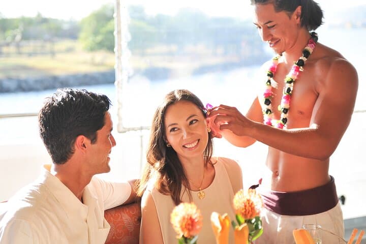 Honolulu Sunset Dinner Cruise: Deluxe Waikiki Dinner & Hawaiian Show